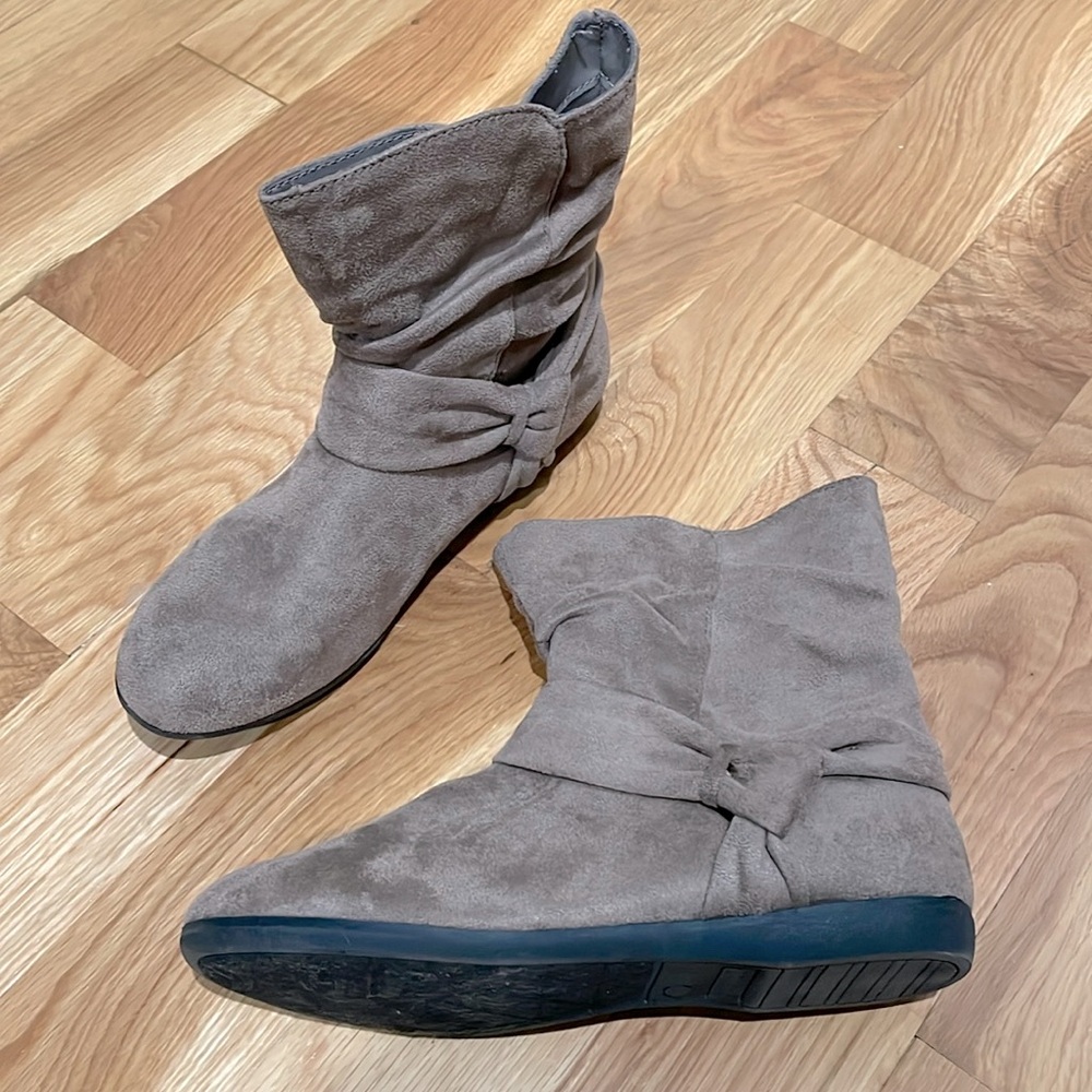 Suede light brown booties. Size 7 but runs small. Ideal for 6.5 shoe size.